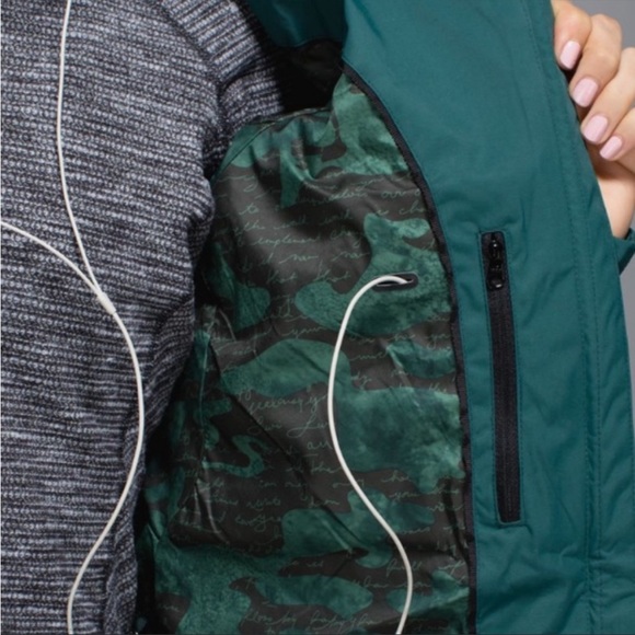Lululemon Right as Rain Jacket.  Green.  Size 4 - Picture 7 of 15